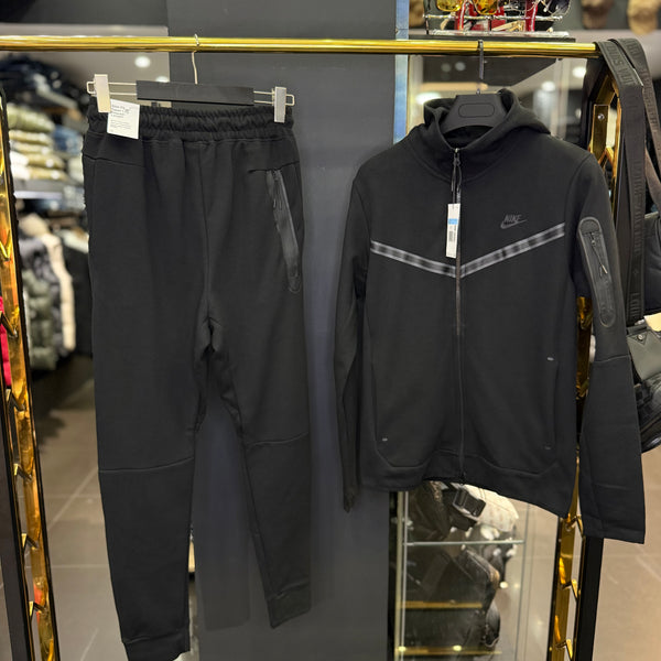 Nike Tech Fleece - Black Tracksuit